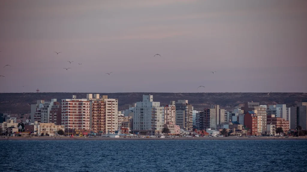 Vista de la ciudad de Puerto Madryn, Chubut, sede del CENPAT, al atardecer. Foto: emareynares / Pexels.