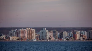 Vista de la ciudad de Puerto Madryn, Chubut, sede del CENPAT, al atardecer. Foto: emareynares / Pexels.