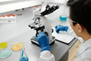 Investigador trabajando con un microscopio en un laboratorio, imagen ilustrativa genérica (Pexels / Edward Jenner).