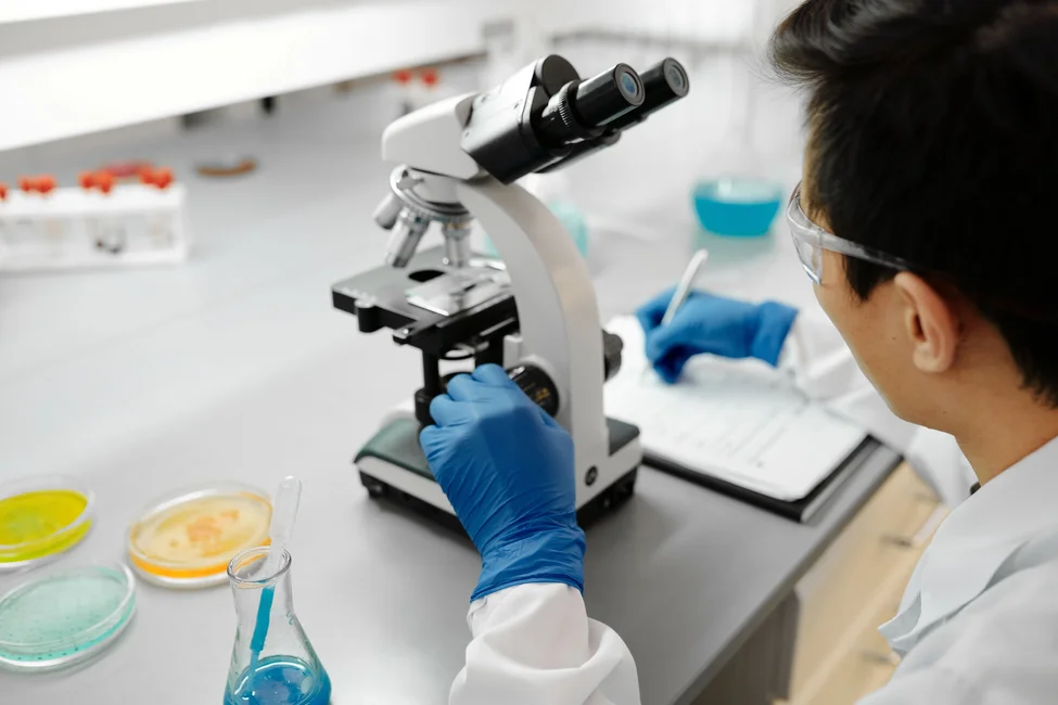 Investigador trabajando con un microscopio en un laboratorio, imagen ilustrativa genérica (Pexels / Edward Jenner).