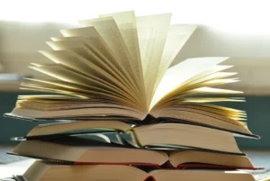 Libros abiertos, imagen ilustrativa genérica (Pexels / Pixabay).