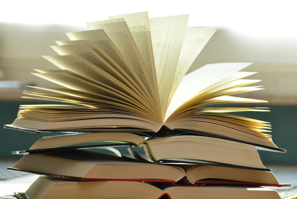 Libros abiertos, imagen ilustrativa genérica (Pexels / Pixabay).