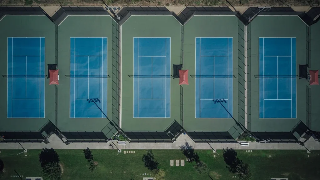 Canchas de tenis de polvo de ladrillo vacías, imagen ilustrativa genérica (Pexels / Kindel Media).