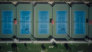 Canchas de tenis de polvo de ladrillo vacías, imagen ilustrativa genérica (Pexels / Kindel Media).