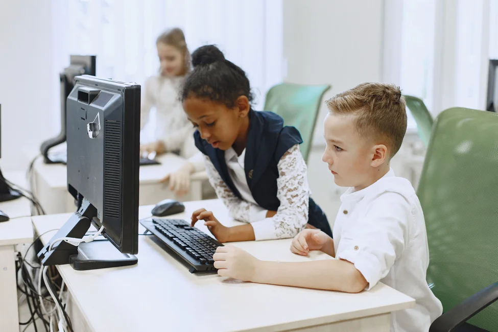 Estudiantes usando computadoras en un aula de informática, imagen ilustrativa genérica (no es la escuela Gabriela Mistral de Entre Ríos). Pexels / Gustavo Fring.