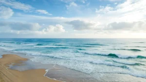 Olas rompiendo en una playa, imagen ilustrativa genérica de mar (no es una foto de los fondos marinos del hallazgo; banco de imágenes: Pexels)