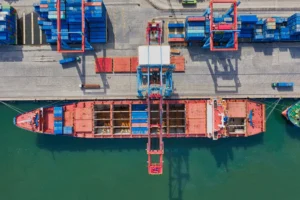Vista aérea de un buque de carga en un puerto de contenedores (imagen ilustrativa genérica, banco de imágenes: Pexels)