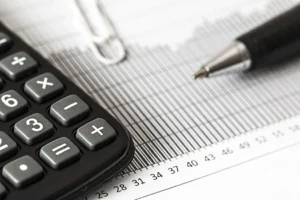 Calculadora y gráfico financiero sobre un escritorio (imagen ilustrativa genérica, banco de imágenes: Pexels)