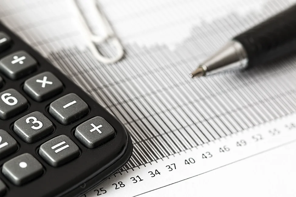 Calculadora y gráfico financiero sobre un escritorio (imagen ilustrativa genérica, banco de imágenes: Pexels)