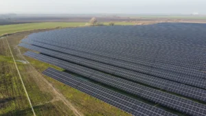 Vista aérea de un parque solar con paneles fotovoltaicos en fila, imagen ilustrativa genérica (no es la planta exacta de Deán Funes, Córdoba). Pexels.