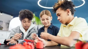 Estudiantes trabajando en un proyecto de robótica. Imagen ilustrativa genérica (banco de imágenes: Pexels, foto de Vanessa Loring), no corresponde al equipo real de Neuquén.