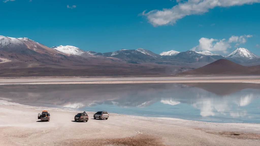 Salar de altura en la Puna andina. Imagen ilustrativa genérica de la región del litio; no corresponde al Salar del Hombre Muerto ni a la planta real (banco de imágenes: Pexels, foto: Willian Justen).