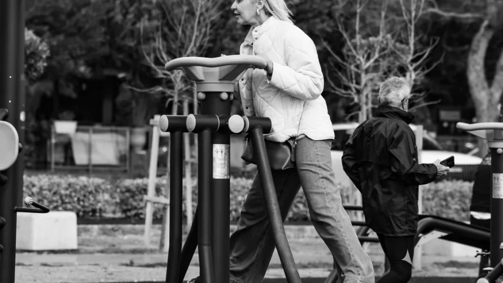 Personas mayores realizan actividad física en equipamiento de gimnasio al aire libre. Imagen genérica ilustrativa. Foto: Ayşegül Aytören / Pexels.