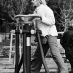 Personas mayores realizan actividad física en equipamiento de gimnasio al aire libre. Imagen genérica ilustrativa. Foto: Ayşegül Aytören / Pexels.