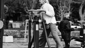 Personas mayores realizan actividad física en equipamiento de gimnasio al aire libre. Imagen genérica ilustrativa. Foto: Ayşegül Aytören / Pexels.