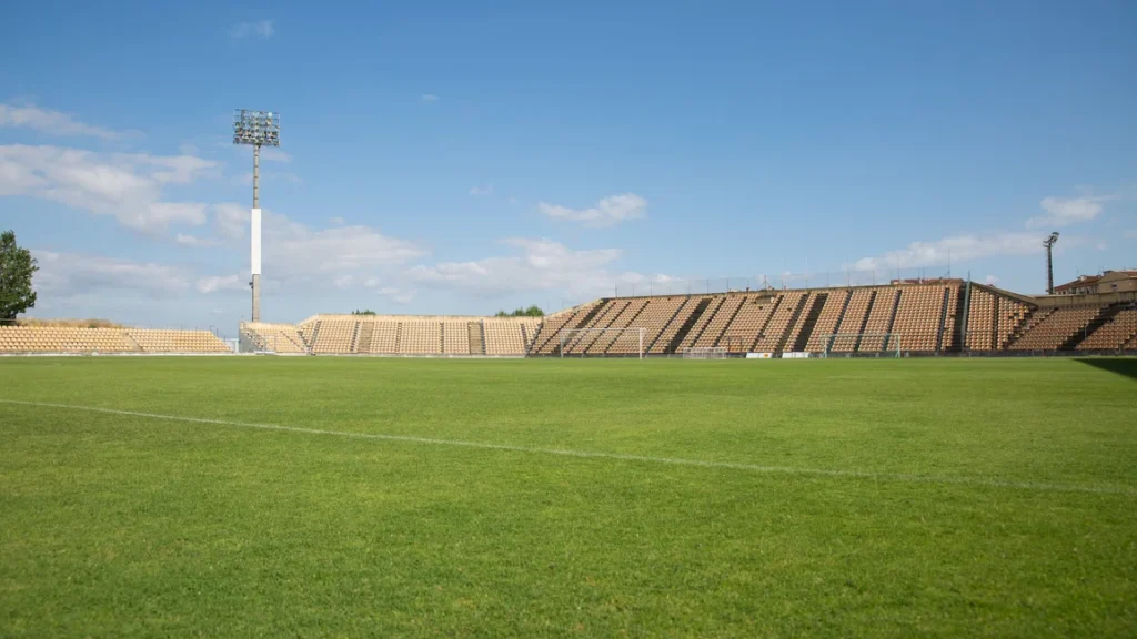 Estadio de fútbol vacío. Imagen ilustrativa genérica, sin relación con el estadio real del partido (banco de imágenes: Pexels).