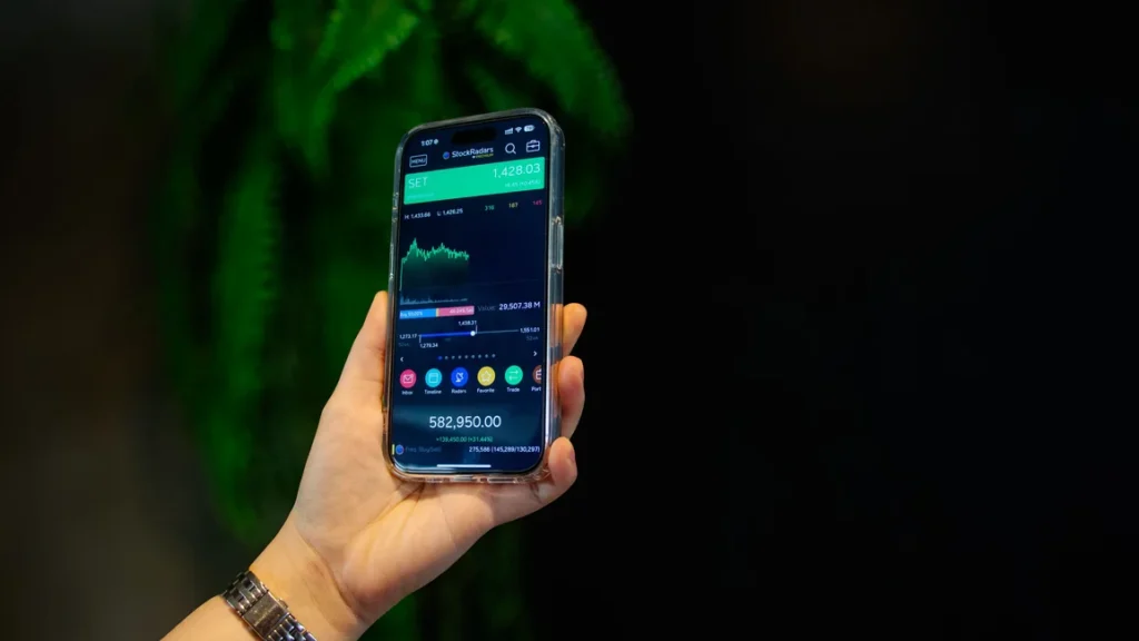 Una persona sostiene un teléfono celular con una aplicación financiera en pantalla. Imagen genérica ilustrativa. Foto: StockRadars.co / Pexels.