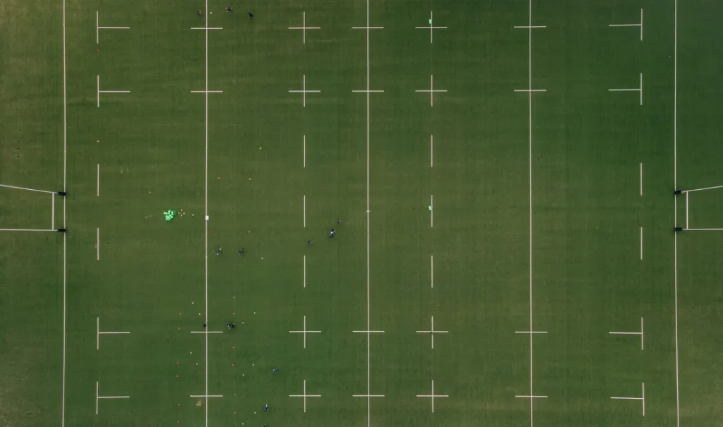 Vista aérea de una cancha de rugby vacía en Agen, Francia (imagen ilustrativa genérica, no es el estadio del partido). Banco de imágenes: Pexels, foto de Alonzo Photo.