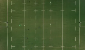 Vista aérea de una cancha de rugby vacía en Agen, Francia (imagen ilustrativa genérica, no es el estadio del partido). Banco de imágenes: Pexels, foto de Alonzo Photo.